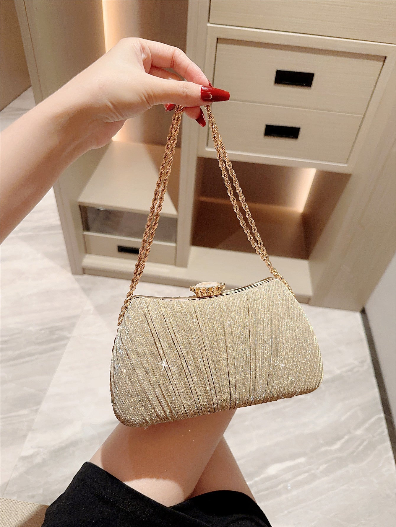 Pochette Dorée Plissée – Sac de Soirée Glamour