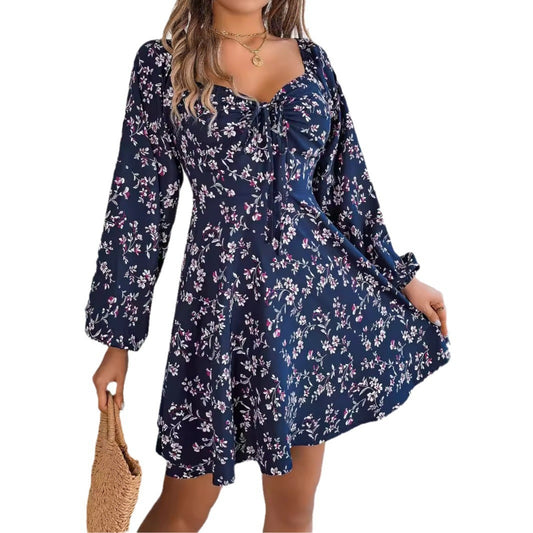 Robe casual chic femme, fleurie, col carré, lacets et manches longues.