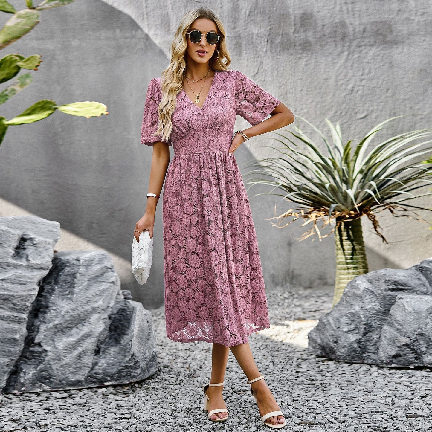 Robe mi-longue au style raffiné et manches courtes