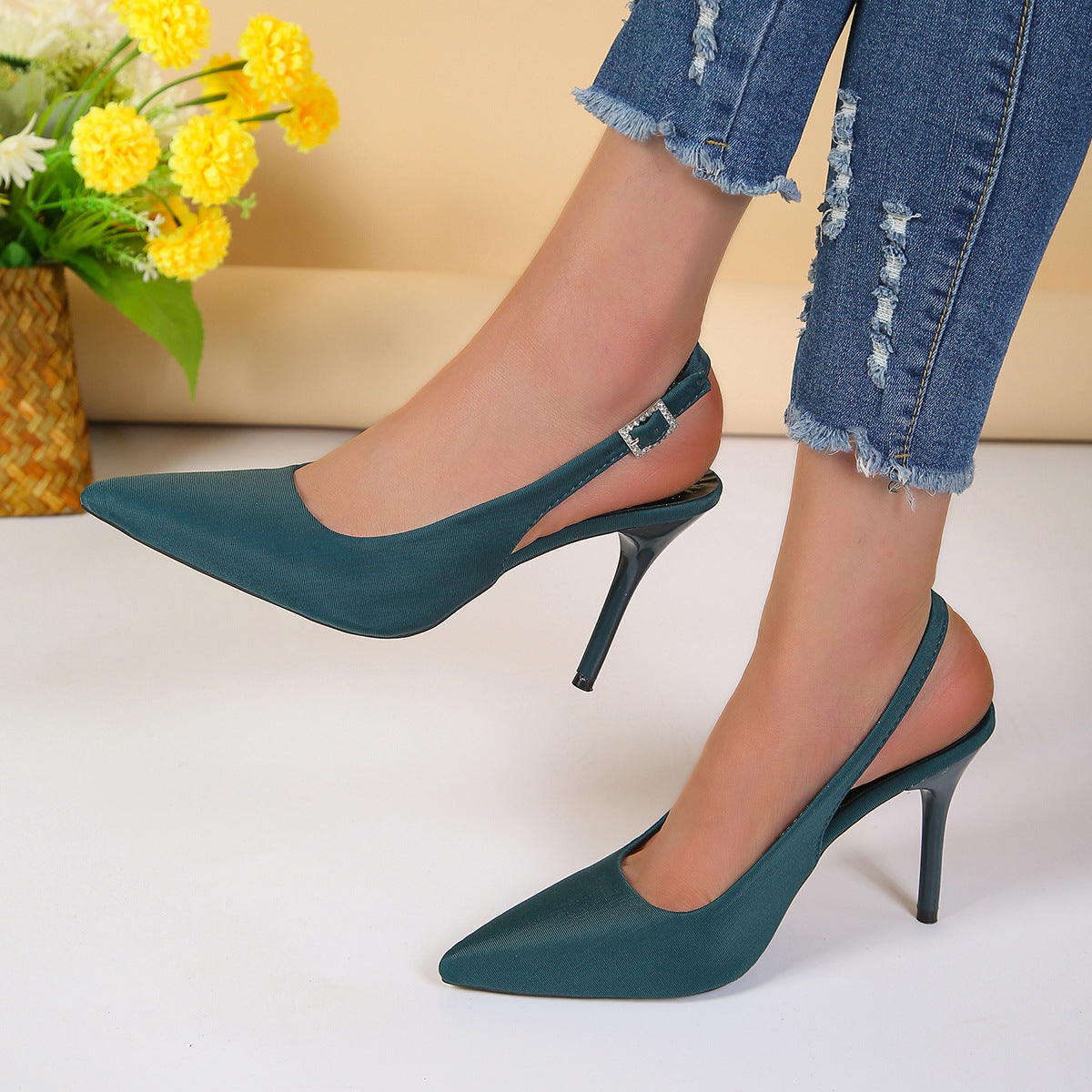 Sandales à Talons Aiguilles – Élégance Estivale au Bout Pointu