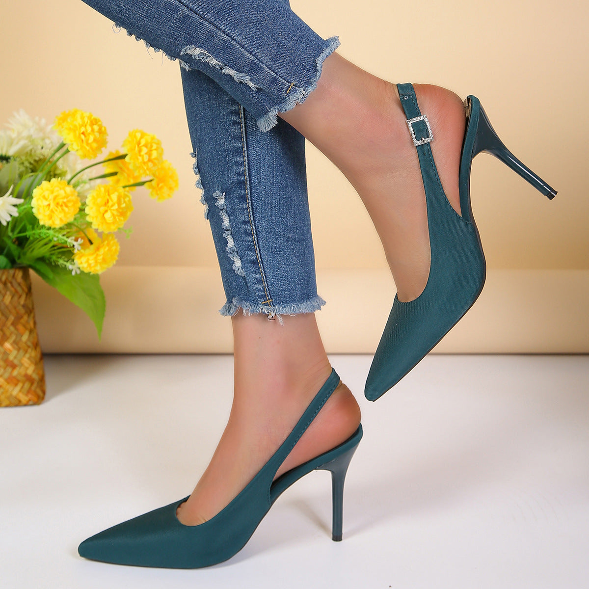 Sandales à Talons Aiguilles – Élégance Estivale au Bout Pointu