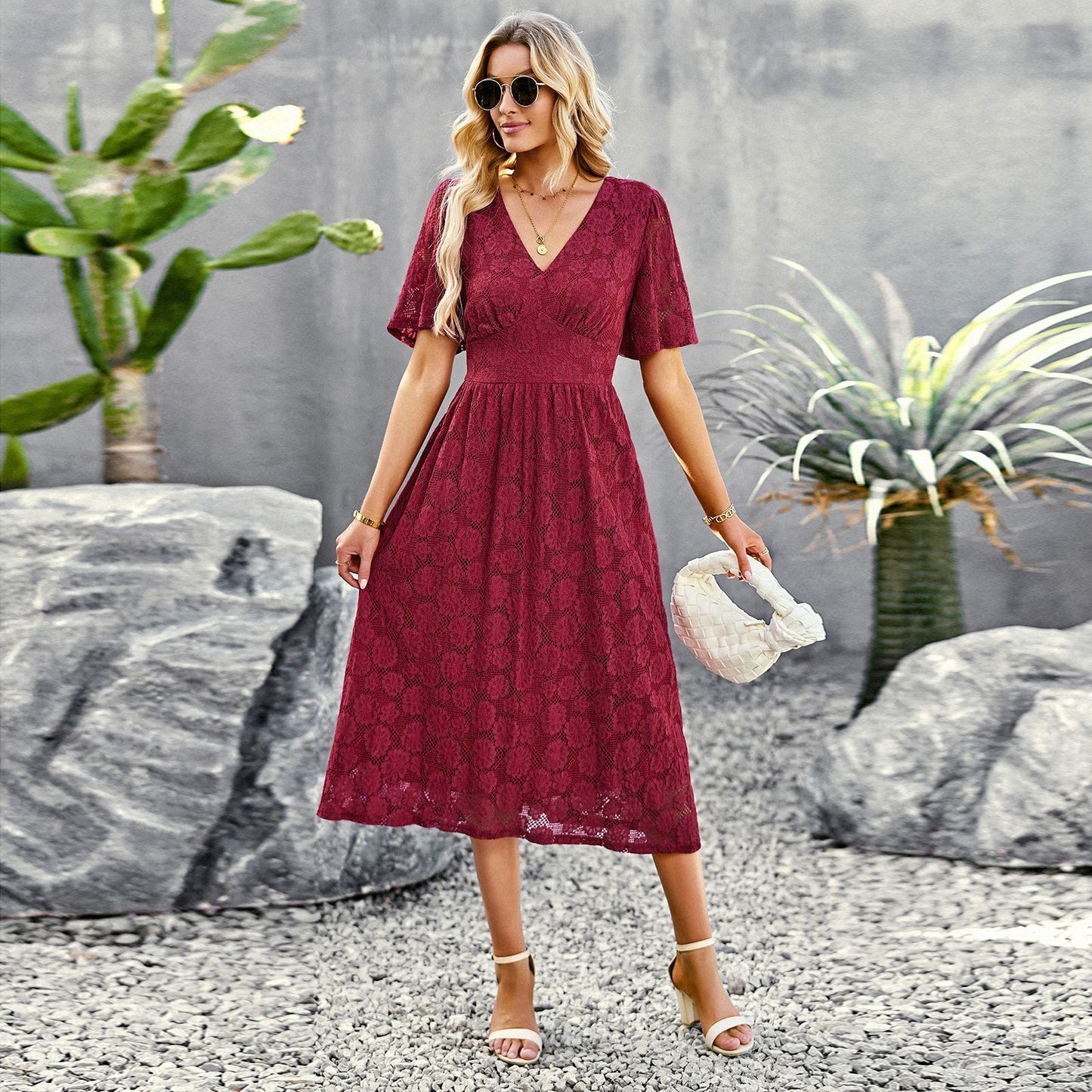 Robe mi-longue au style raffiné et manches courtes