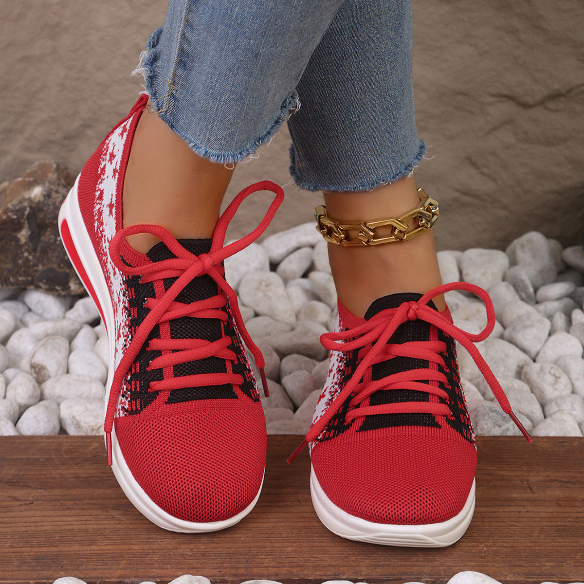Baskets femme mesh étoiles – Portées en tenue casual sport

