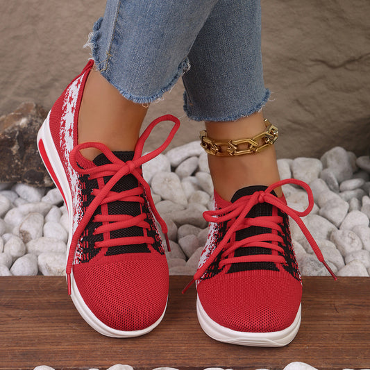 Baskets femme mesh étoiles – Portées en tenue casual sport


