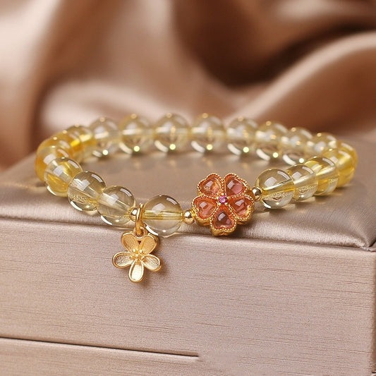 Bijou en pierre de citrine naturelle sur poignet féminin

