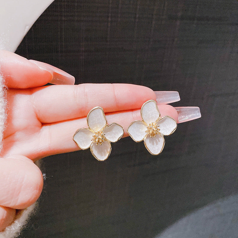 Boucles d’oreilles fleur roselle – Portées avec tenue élégante

