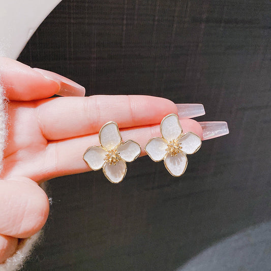 Boucles d’oreilles fleur roselle – Portées avec tenue élégante

