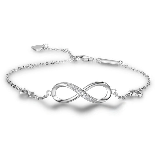 Bracelet géométrique romantique en argent sur poignet

