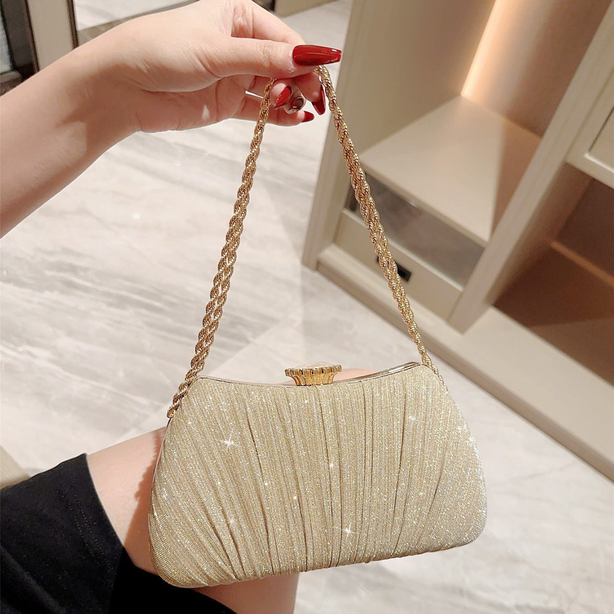 Pochette Dorée Plissée – Sac de Soirée Glamour