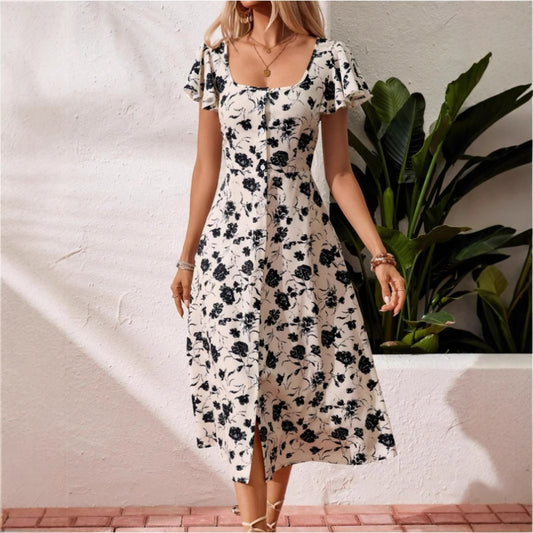 Robe chic bohème femme, col carré et boutons, ambiance été terrasse.

