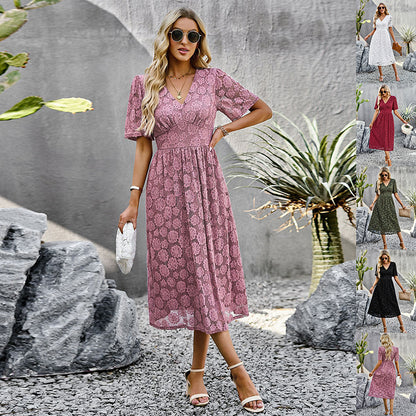 Robe col V dentelle femme, coupe longue fluide, style romantique.


