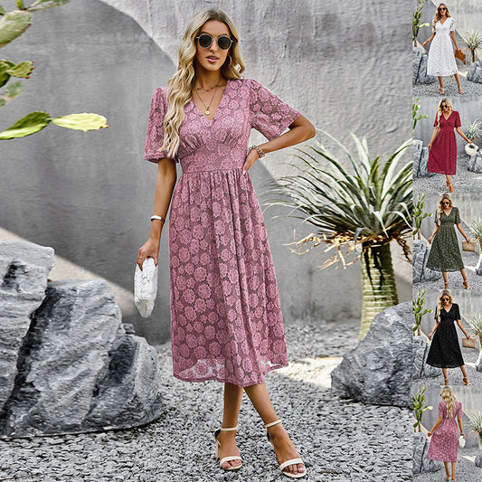 Robe col V dentelle femme, coupe longue fluide, style romantique.

