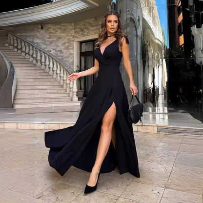 Robe longue plissée femme, design élégant et minimaliste.

