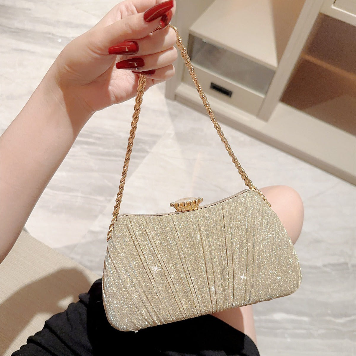 Sac à main doré pour tenue élégante

