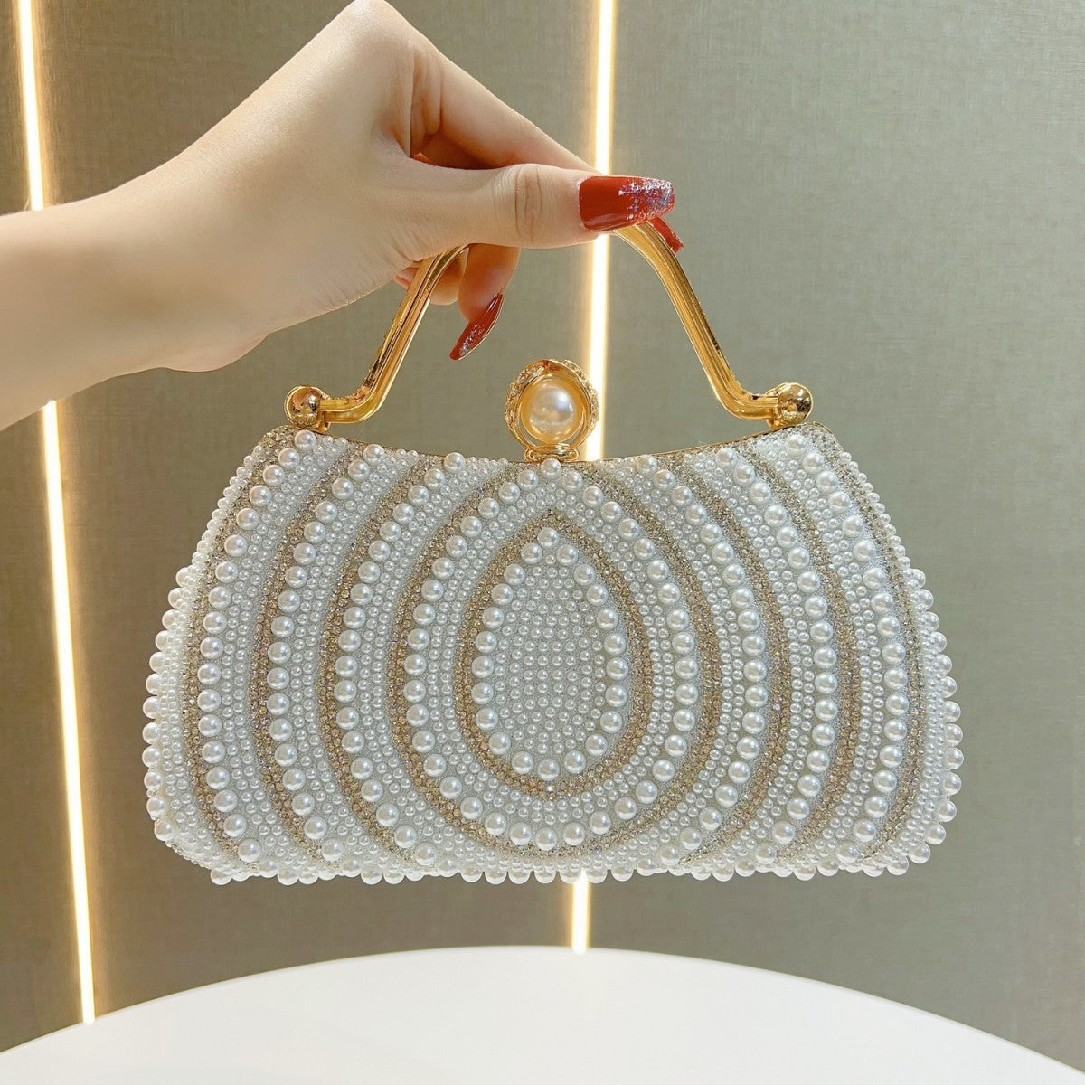 Sac à main perlé blanc rigide avec strass

