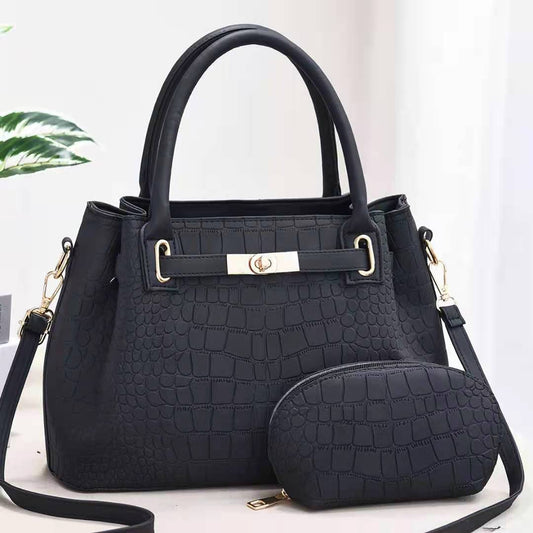 Sac porté à l’épaule avec look élégant

