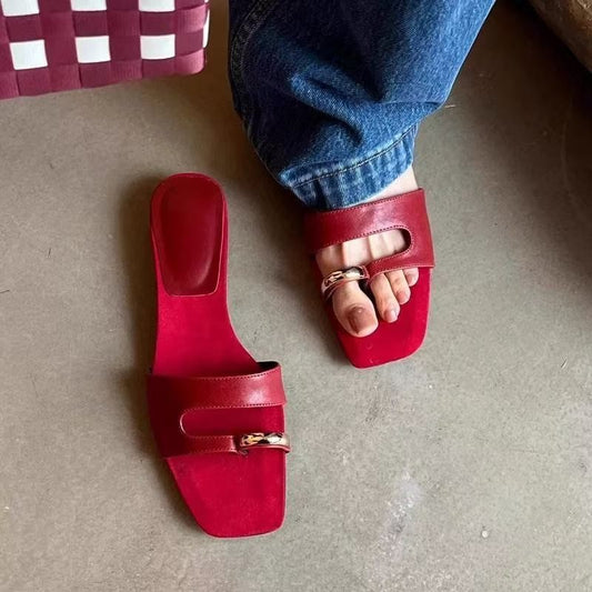 Sandales rouges femme plates à bout carré avec anneau doré