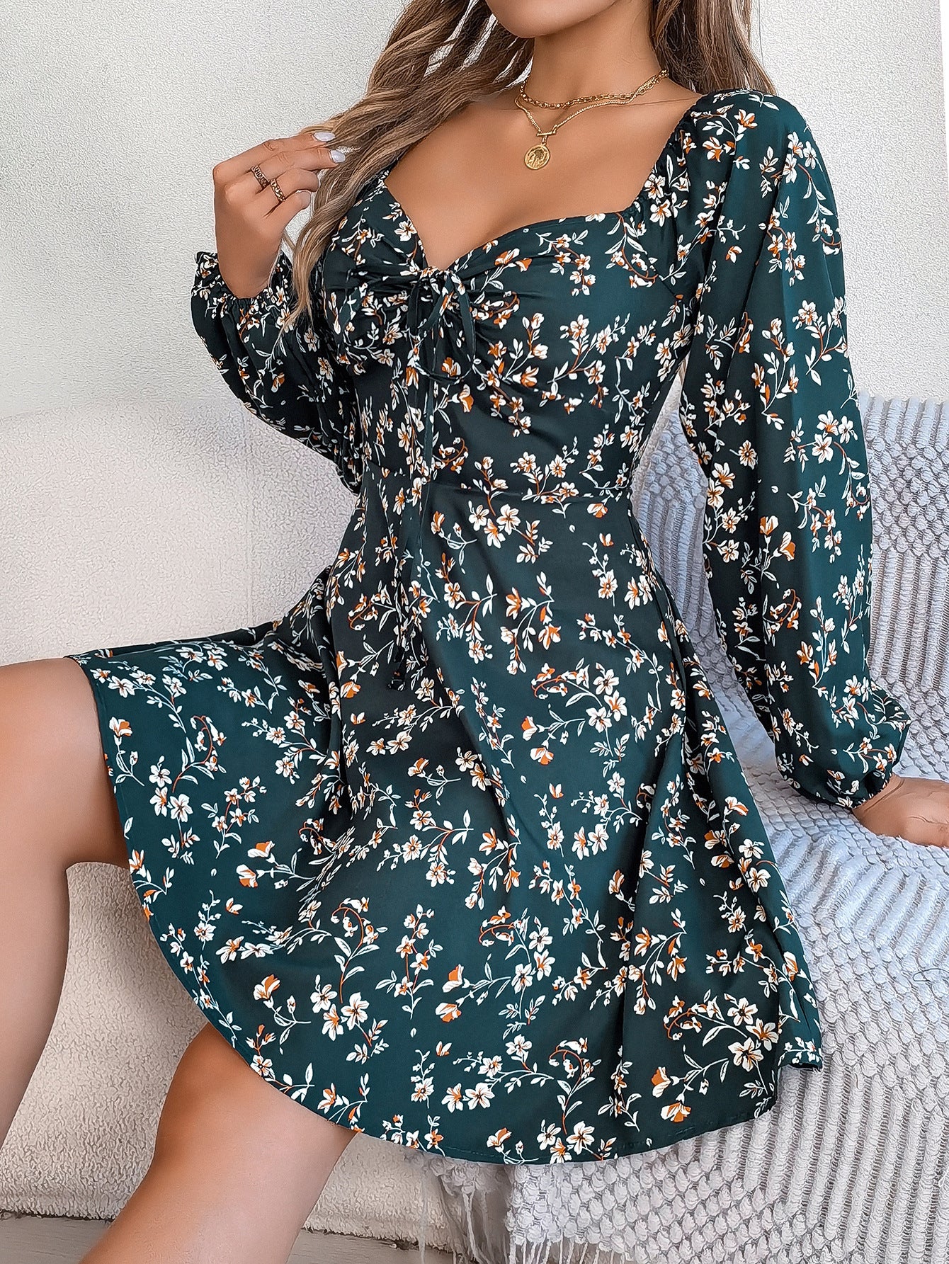 Robe Fleurie Col Carré à Lacets – A-Line Manche Longue