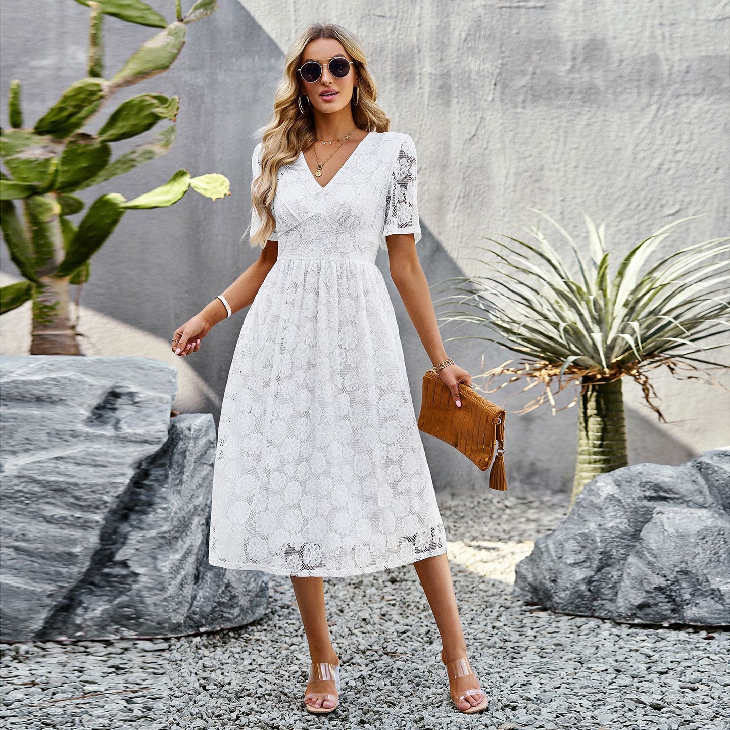 Robe mi-longue au style raffiné et manches courtes